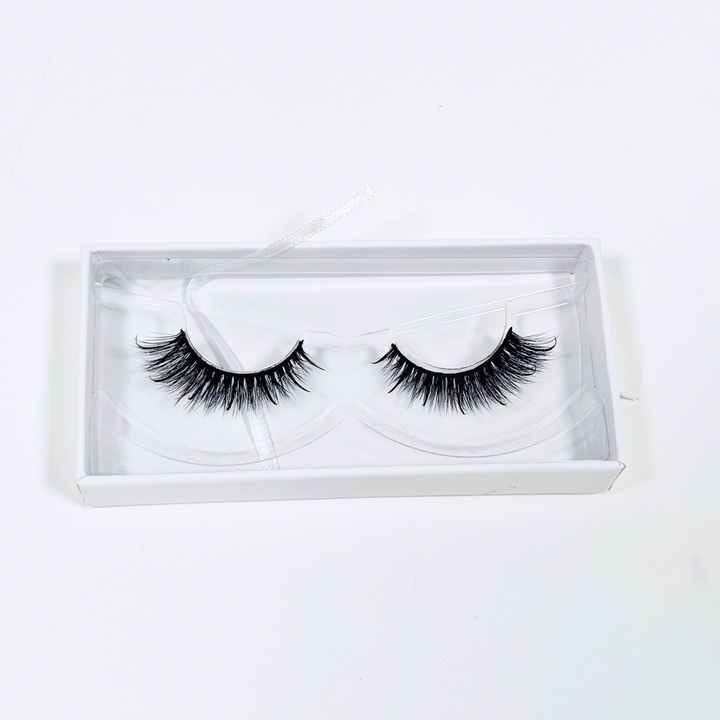 wispy eyelashes with packaging
