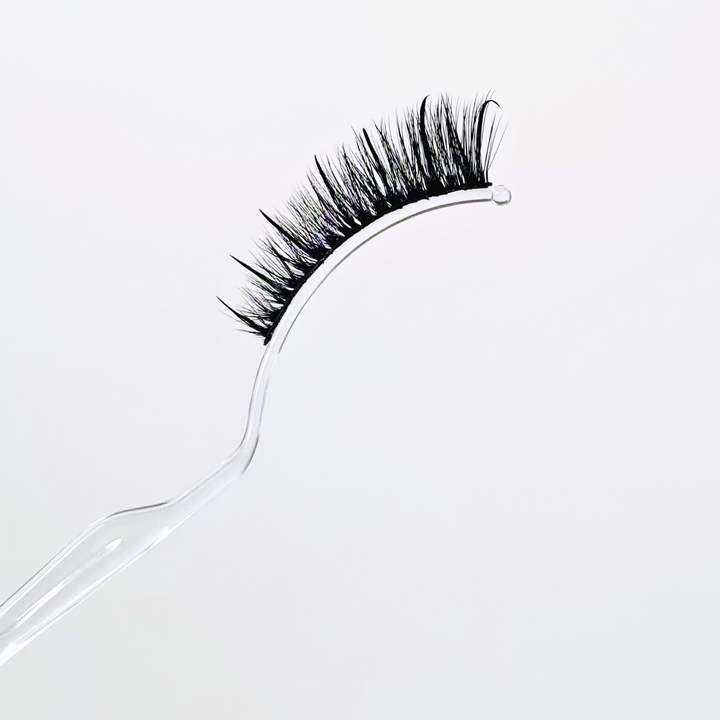 wispy eyelashes 