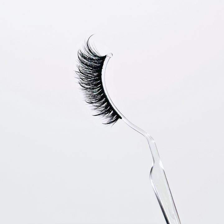 wispy eyelashes 
