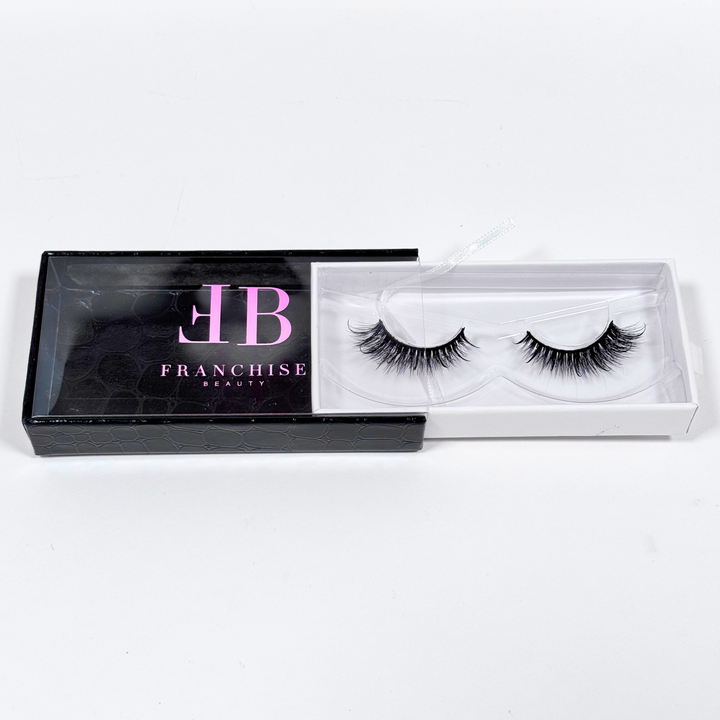 wispy eyelashes with packaging