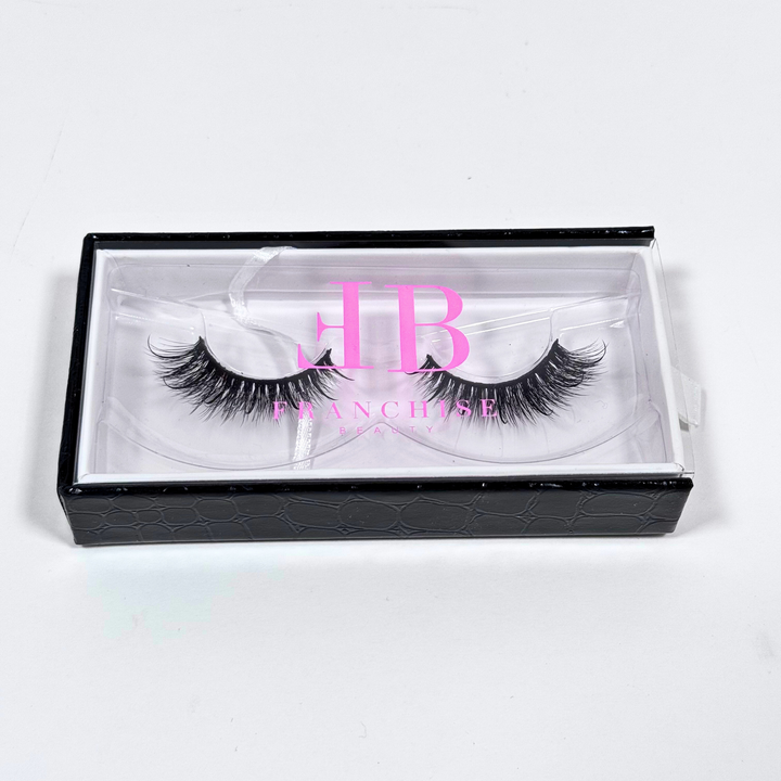 lash extension wispy lashes in packaging