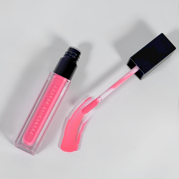 Highly pigmented vibrant pink gloss from Franchise Beauty – cruelty-free and vegan